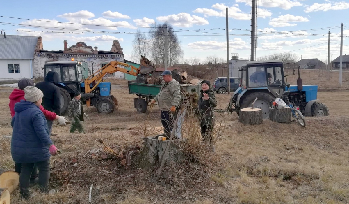 В Шогринском весь мусор вывезли сразу - технику предоставили спонсоры. 